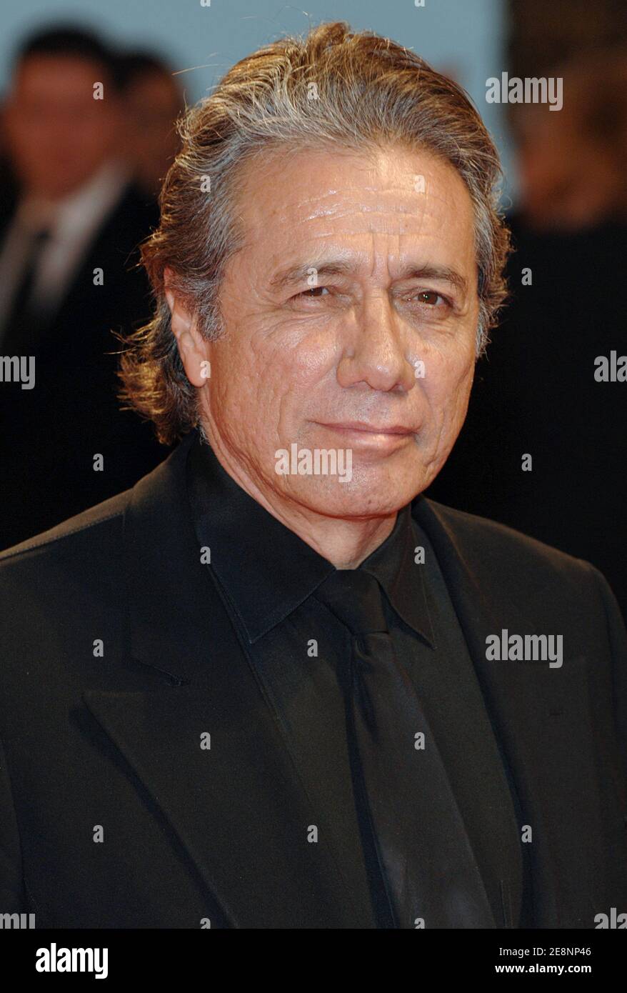 Il membro del cast Edward James Olmos cammina sul tappeto rosso mentre arriva alla proiezione di 'Blade Runner : The Final Cut' al 64° Festival annuale del Cinema di Venezia a Venezia, Italia, il 1° settembre 2007. Foto di Nicolas Khayat/ABACAPRESS.COM Foto Stock