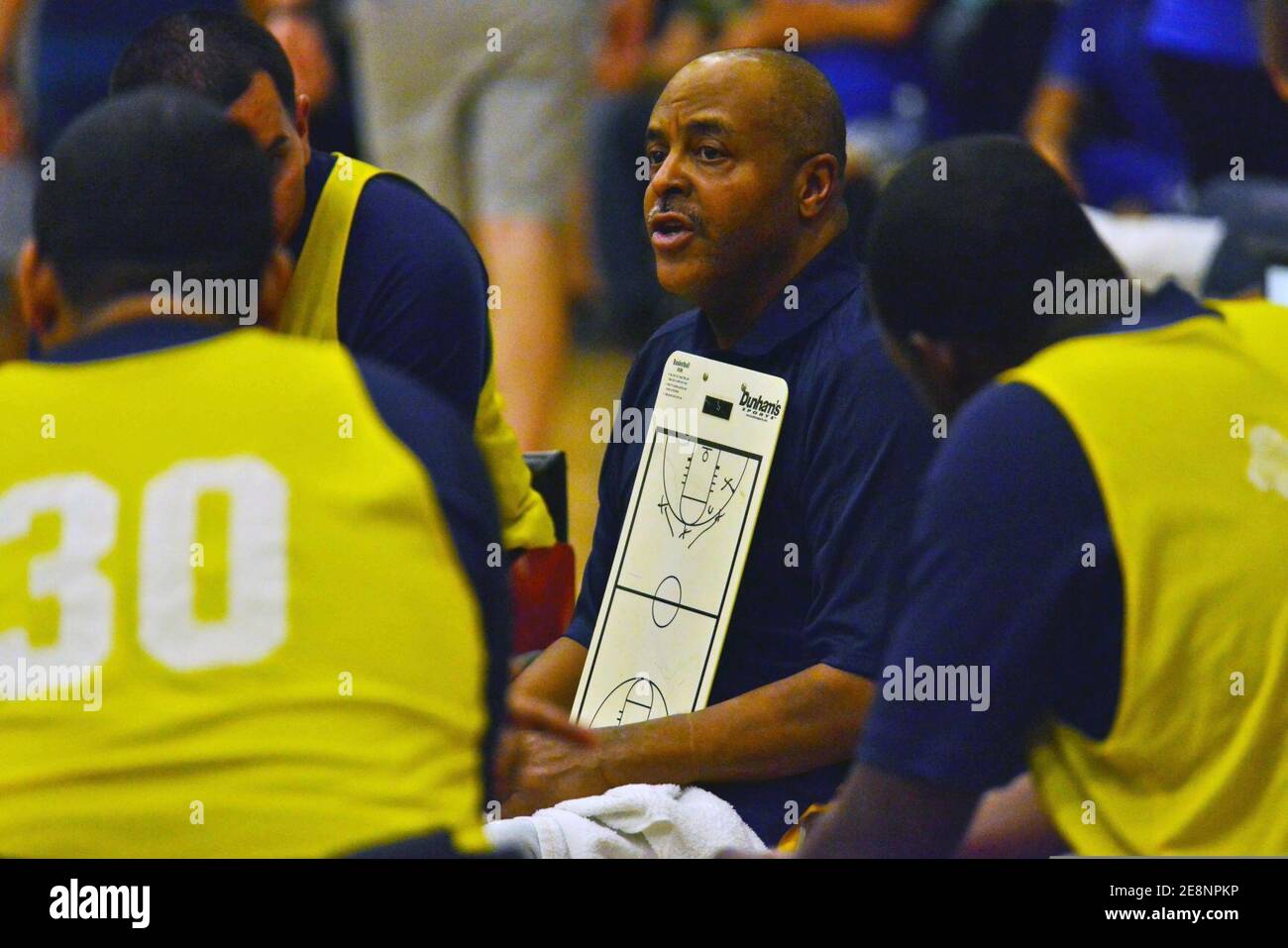 MO Philips, Center, allenatore della squadra di pallacanestro delle sedie a rotelle della Navy-Coast Guard Hawaii, discute la strategia durante un timeout in un gioco contro il team dell'aeronautica durante il Wired Warrior Pacific Invitational 140109 Foto Stock