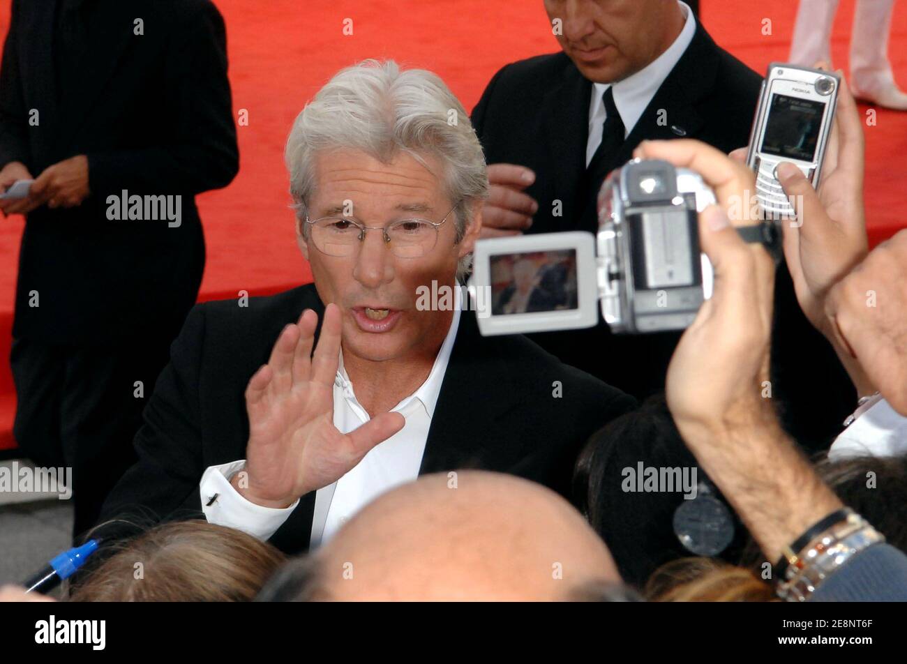 Il membro del cast Richard Gere si pone per i fan prima di camminare sul tappeto per la proiezione 'i'm Not There' durante il 64° Festival annuale del Cinema di Venezia a Venezia, Italia, il 4 settembre 2007. Foto di Jeremy Charriau/ABACAPRESS.COM Foto Stock