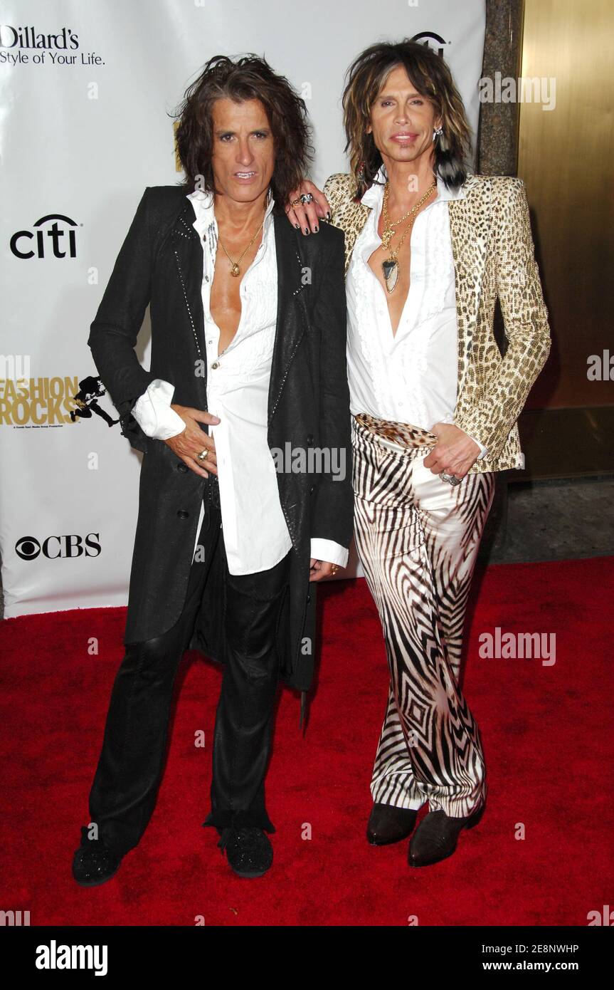 Il 6 settembre 2007 il chitarrista Joe Perry e il cantante Steven Tyler di Aerosmith arrivano al quarto Conde Nast Media Group 'Fashion Rocks' alla radio City Music Hall di New York City, NY, USA. Foto di Gregorio Binuya/ABACAPRESS.COM Foto Stock