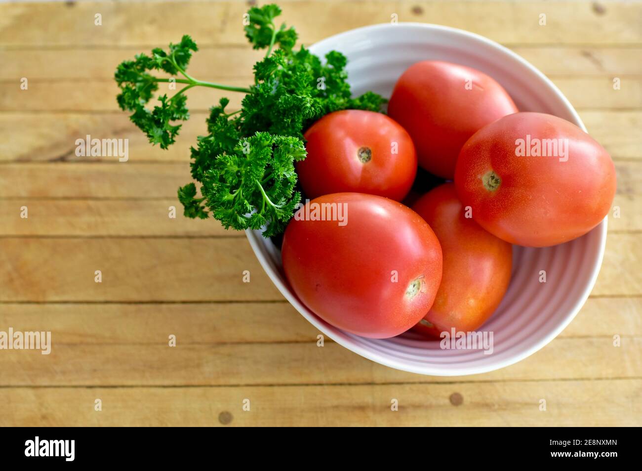 Semplice ciotola di pomodori freschi ed erbe sane, foto di concetto con spazio di copia per rappresentare una dieta sana stile di vita e una vita e una cucina pulite Foto Stock