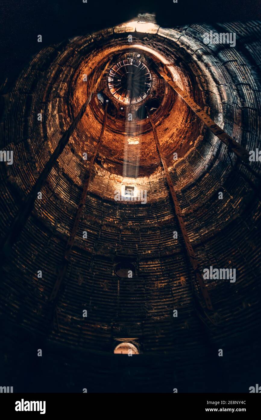 Smokestack o torre industriale di raffreddamento, vista grande vecchio tunnel, sfondo astratto grunge, immagine verticale. Foto Stock