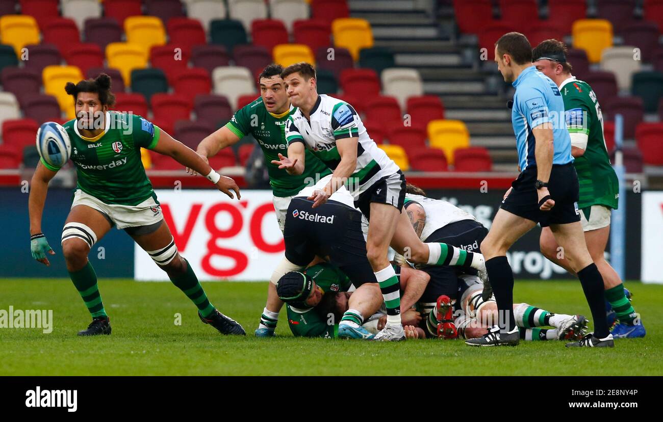 BRENTFORD, INGHILTERRA - GENNAIO 31: L-R Steve Mafi di Londra Irish e Louis Schreuder di Newcastle Falcons durante la premiership Gallagher tra Londra Irish e Newcastle Flacons al Brentford Community Stadium di Brentford, Regno Unito il 31 Gennaio 2021 Credit: Action Foto Sport/Alamy Live News Foto Stock