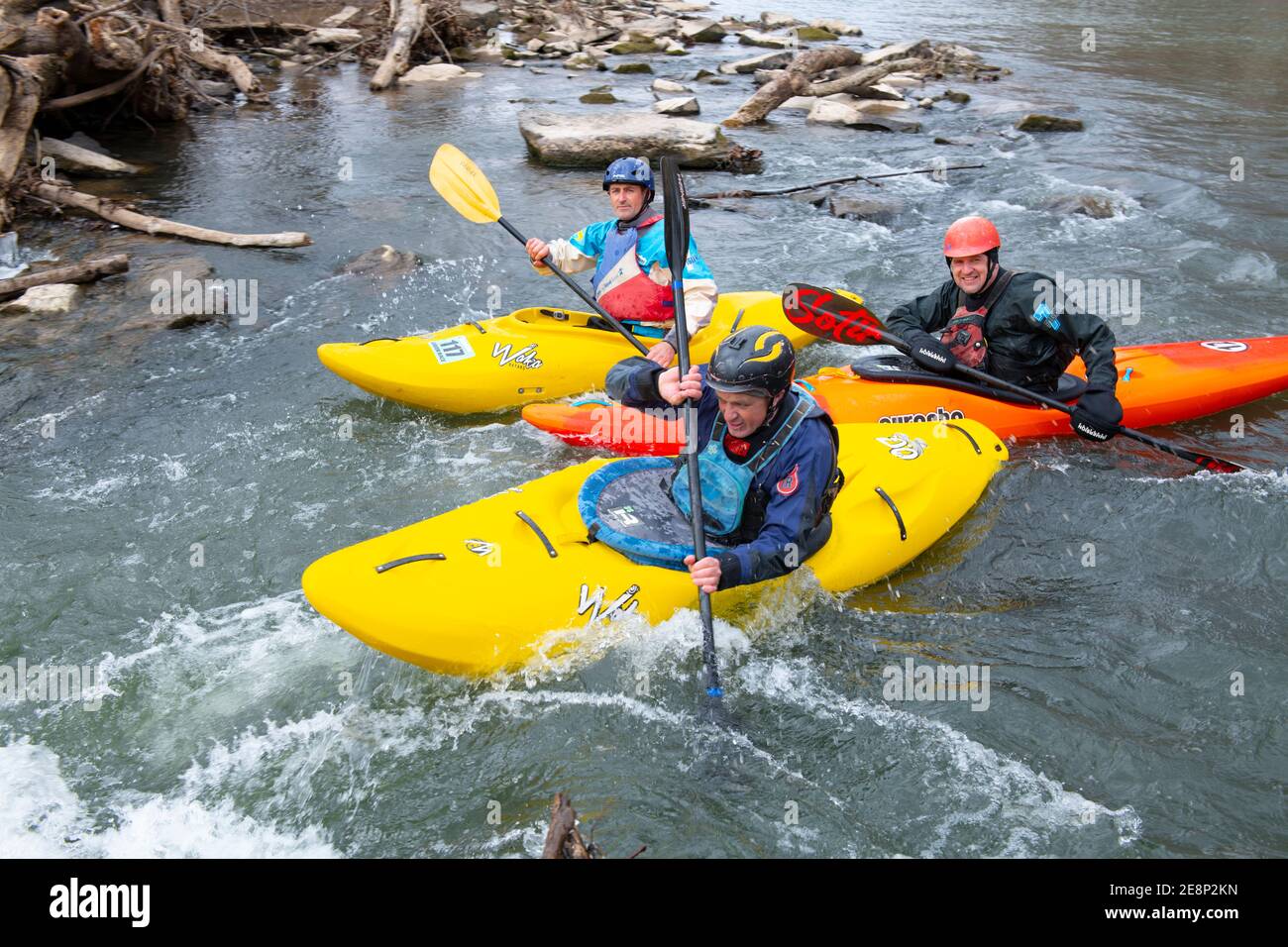 USA Maryland MD kayak sul fiume Potomac vicino a Darnstown uomini divertimento invernale Foto Stock