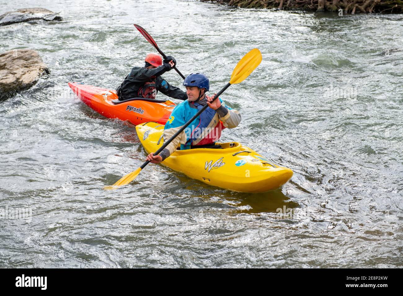 USA Maryland MD kayak sul fiume Potomac vicino a Darnstown uomini divertimento invernale Foto Stock