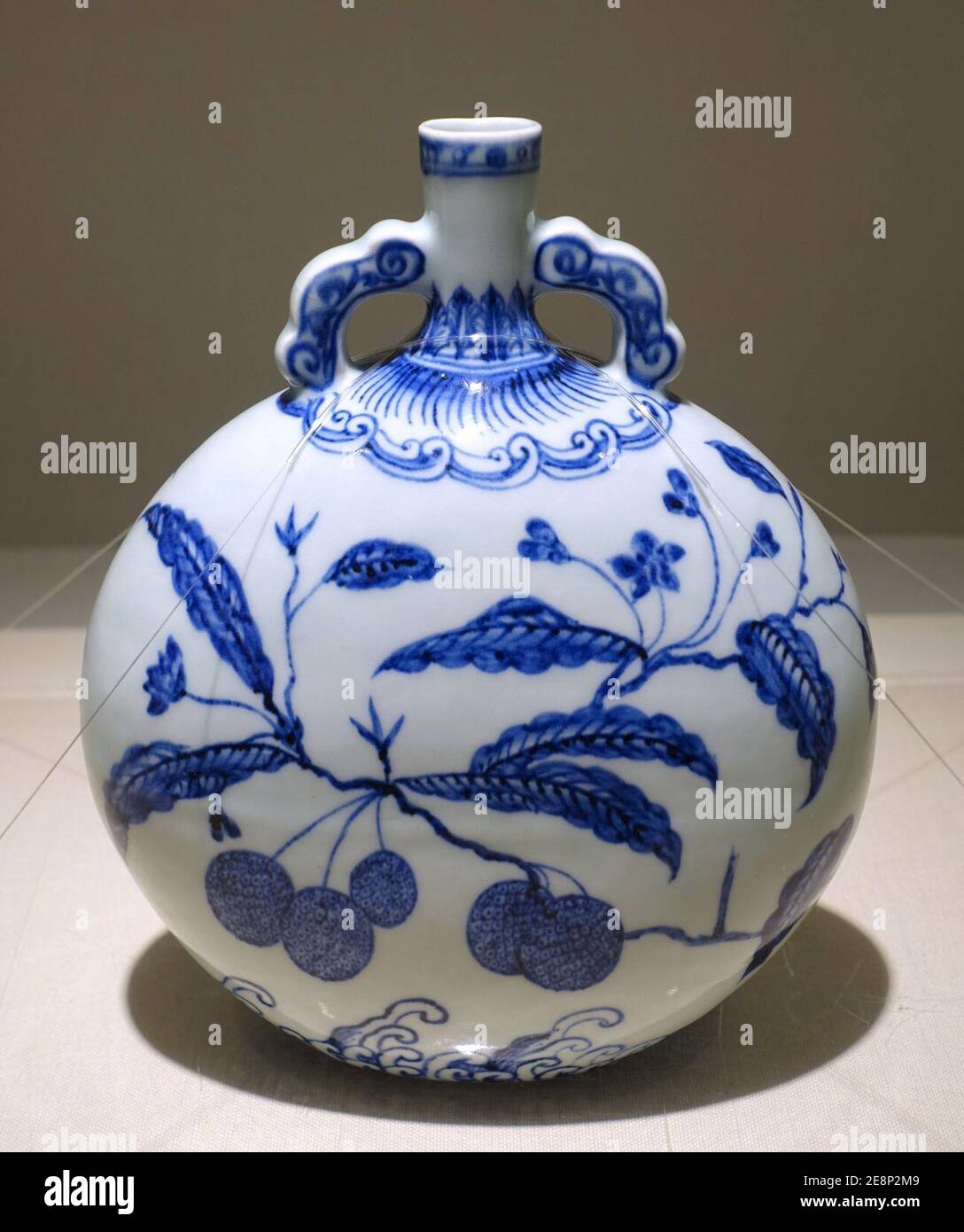 Fiasca di luna con disegno spray di lychee, Cina, forno di Jingdezhen, dinastia di Ming, periodo di YDongle, 1403-1424, blu e bianco Foto Stock