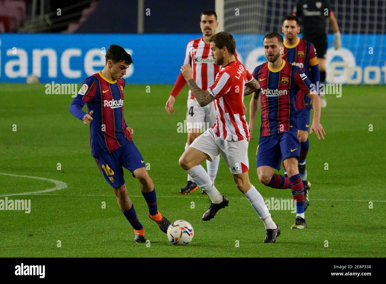 Camp Nou, Barcellona, Catalogna, Spagna. 31 gennaio 2021. La Liga Football, Barcellona contro Athletic Bilbao; Pedri (Pedro González López) e Martinez sfida per la palla come Barcellona montare un attacco Credit: Action Plus Sports/Alamy Live News Foto Stock