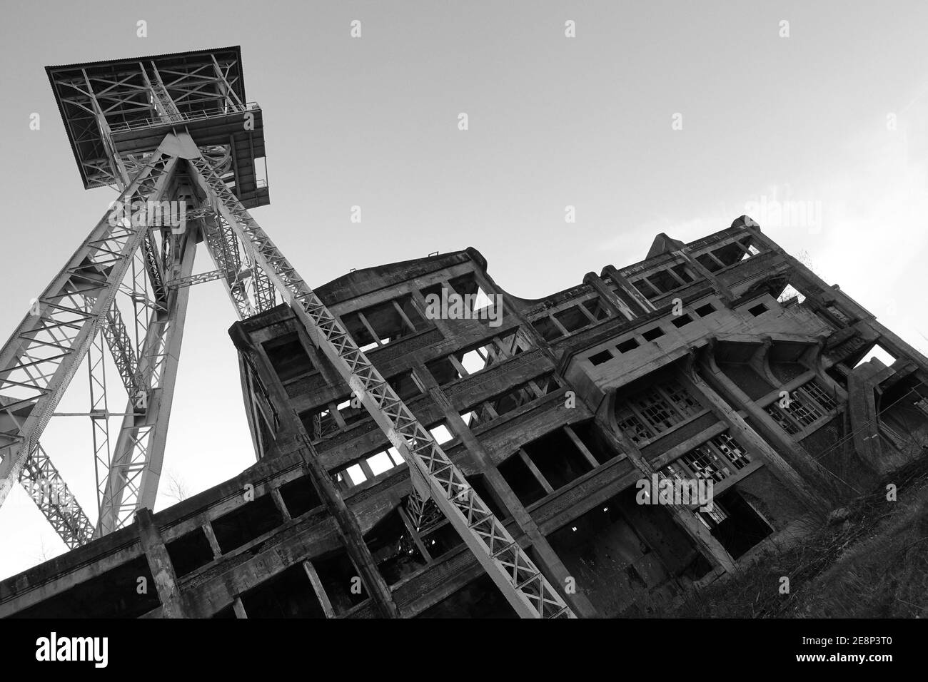 Un'immagine in scala di grigi ad angolo basso di una struttura metallica di un vecchio edificio abbandonato Foto Stock