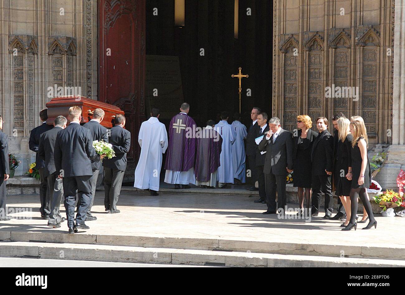 I suoi figli (r), guardare la bara del loro padre, TV ancora Jacques Martin, essendo portato all'interno della Cattedrale di Saint-Jean, a Lione, Francia il 20 settembre 2007. Foto di Bernard-Dargent-Khayat-Nebinger/ABACAPRESS.COM Foto Stock