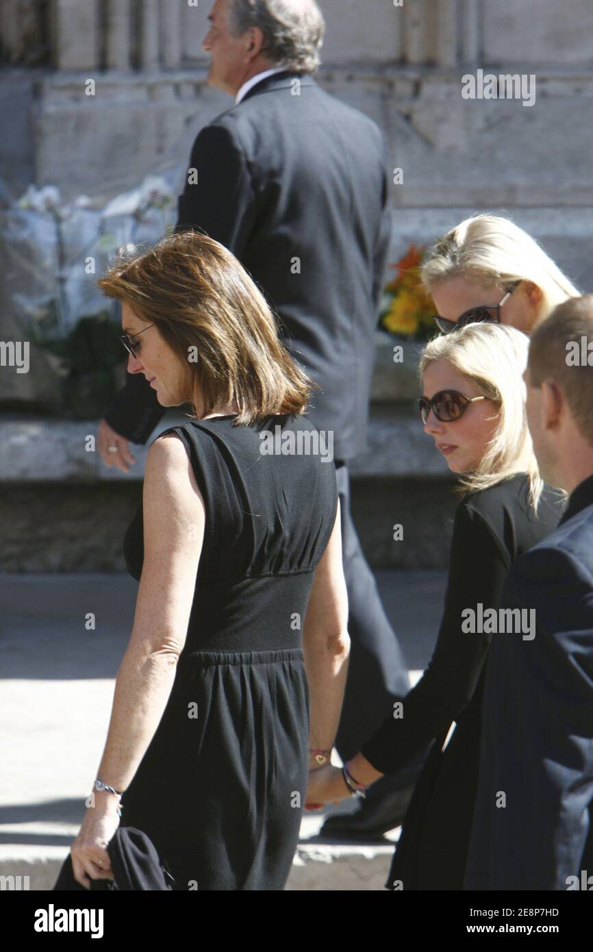 La prima Signora Cecilia Sarkozy della Francia e le sue figlie Judith e Jeanne-Marie, arrivano alla messa funeraria del suo ex marito, l'ancora televisiva Jacques Martin, alla Cattedrale di Saint-Jean a Lione, Francia il 20 settembre 2007. Foto di Bernard-Dargent-Khayat-Nebinger/ABACAPRESS.COM Foto Stock