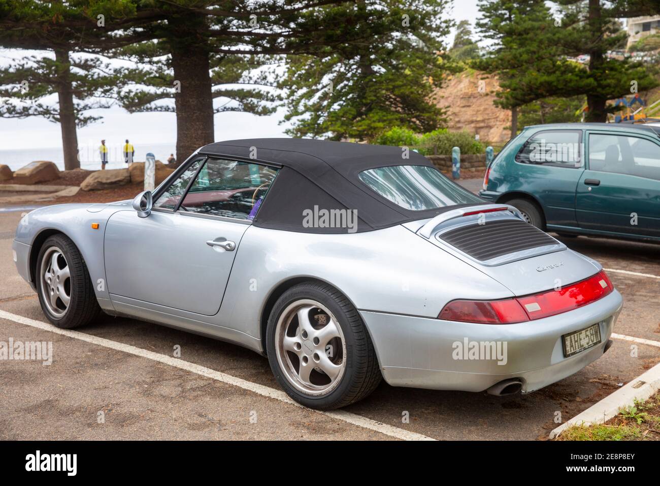 1995 Porsche Carrera 4 soft top vettura sportiva in argento grigio parcheggiata da una spiaggia di Sydney in Australia Foto Stock