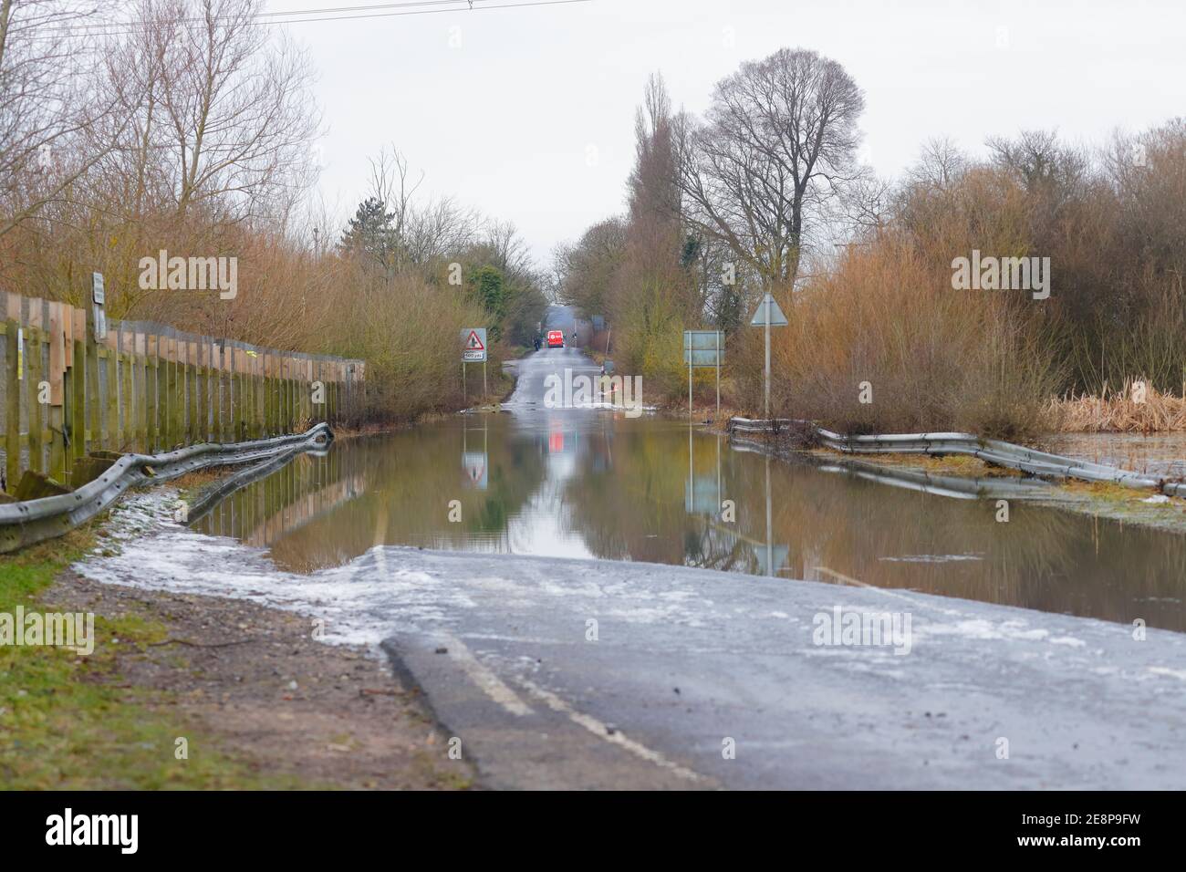 Newton Lane ad Allerton Bywater è ancora sommersa in acqua dopo essere stata allagata il 21 gennaio, quando Storm Christoph ha portato pioggia pesante. Foto Stock