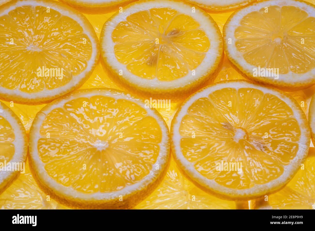 Fette di limone fresco sotto acqua fondo testurizzato. Foto Stock