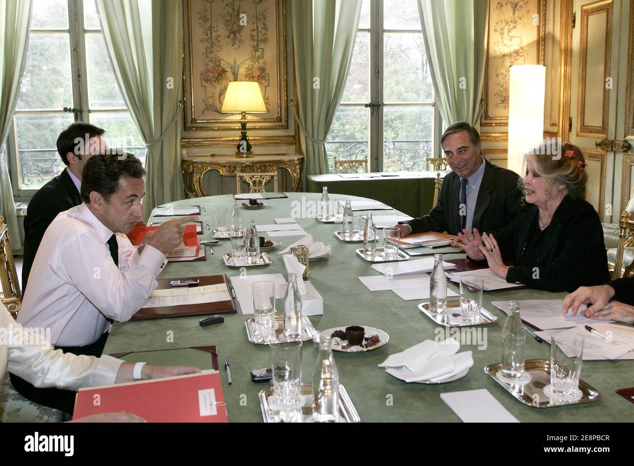 La leggenda del film ha girato l'attivista per i diritti degli animali Brigitte Bardot, insieme ad Allain Bougrain-Dubourg, capo della Birds Protection League (LPO), incontra il presidente Nicolas Sarkozy per i colloqui sulle questioni ambientali all'Elysee Palace di Parigi, in Francia, il 27 settembre 2007. Foto di Gilles Bassignac/piscina/ABACAPRESS.COM Foto Stock