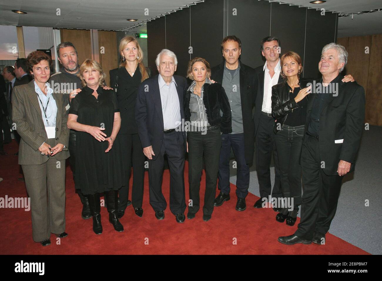 I membri della giuria Frazika Augstein, Philippe Starck, Marianne Faithfull, Lili Gruber, Kadri Kousaar, Jorge Semprun, Enki Bilal, Bruno Gaccio e Herve Chabalier si pongono durante la cerimonia di apertura del primo 'Festival Europeen des 4 Ecrans' a Parigi, in Francia, il 27 settembre 2007. Foto di Benoit Pinguet/ABACAPRESS.COM. Foto Stock