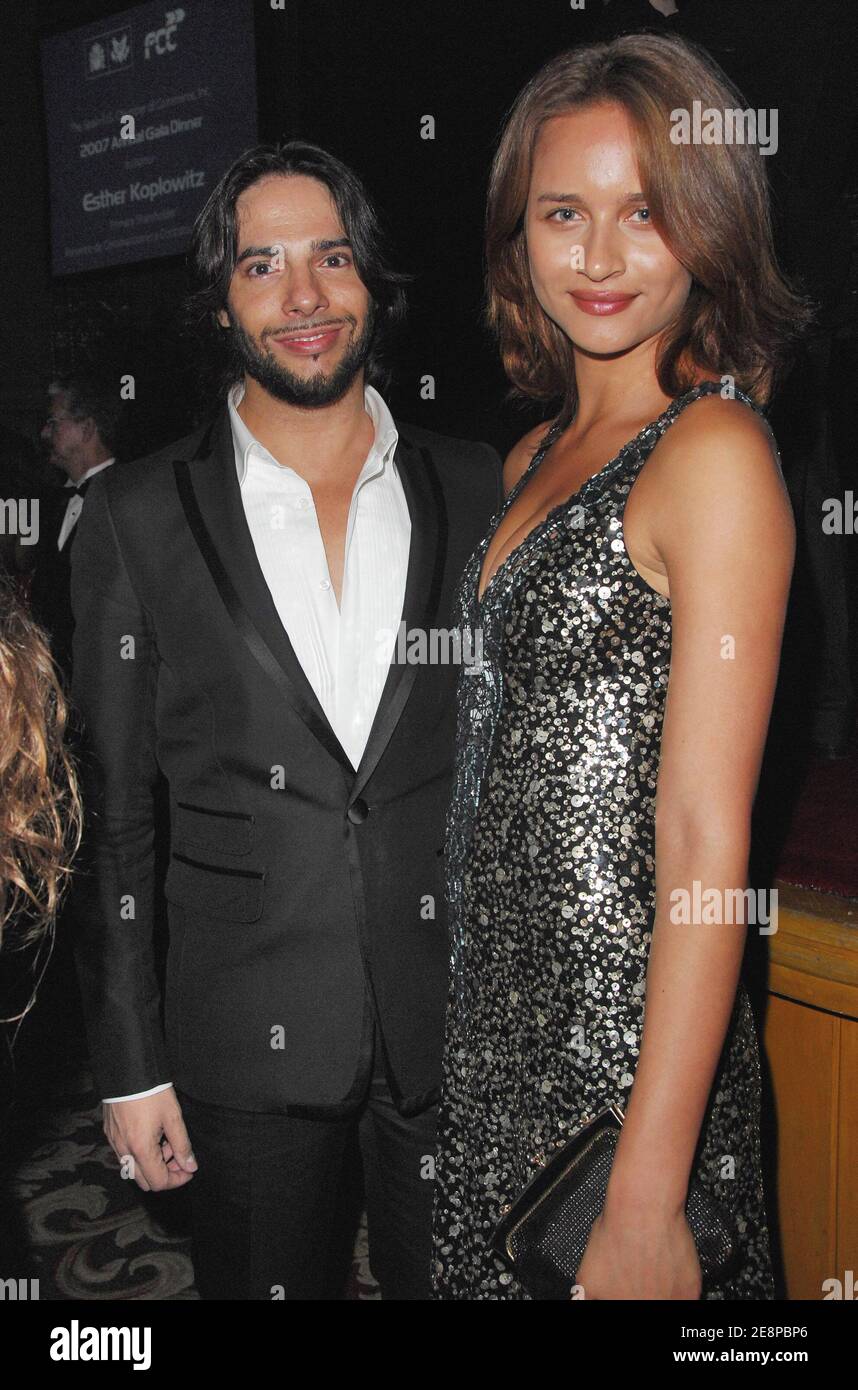 Balletto spagnolo e ballerino di flamenco Joaquin Cortes e date, insieme a più di 600 ospiti, tra cui dirigenti d'affari, culturali e sociali provenienti da Spagna, Stati Uniti e America Latina, partecipano alla cena di gala annuale ospitata dalla Camera di Commercio Spagnola all'Hotel Walldorf Astoria a New York City, NY, USA il 27 settembre 2007. Quest'anno si sono riuniti per celebrare la selezione della Sig.ra Esther Alcocer Kopulitz, proprietaria del Grupo Fomento de Construcciones y Contratas (FCC), quale vincitrice del Premio Business leader dell'anno. Foto di Gregorio Binuya/ABACAPRESS.COM Foto Stock