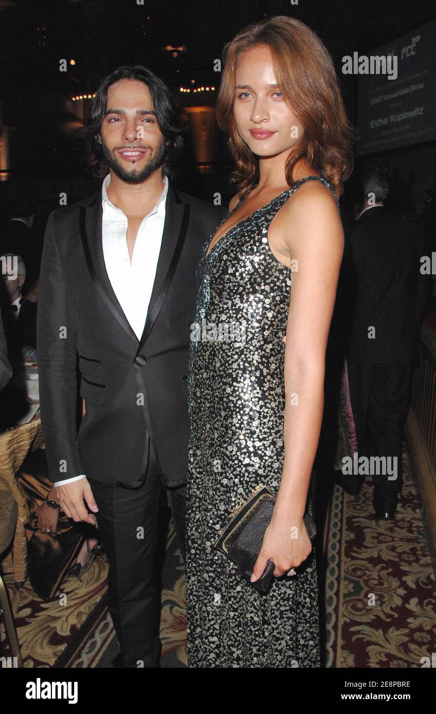 Balletto spagnolo e ballerino di flamenco Joaquin Cortes e date, insieme a più di 600 ospiti, tra cui dirigenti d'affari, culturali e sociali provenienti da Spagna, Stati Uniti e America Latina, partecipano alla cena di gala annuale ospitata dalla Camera di Commercio Spagnola all'Hotel Walldorf Astoria a New York City, NY, USA il 27 settembre 2007. Quest'anno si sono riuniti per celebrare la selezione della Sig.ra Esther Alcocer Kopulitz, proprietaria del Grupo Fomento de Construcciones y Contratas (FCC), quale vincitrice del Premio Business leader dell'anno. Foto di Gregorio Binuya/ABACAPRESS.COM Foto Stock