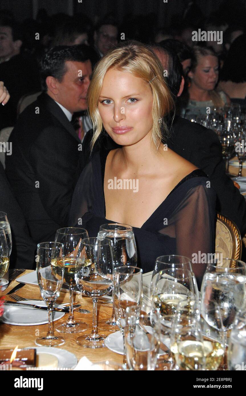 La supermodella ceca Karolina Kurkova, insieme a più di 600 ospiti, tra cui dirigenti d'affari, culturali e sociali provenienti da Spagna, Stati Uniti e America Latina, partecipa alla cena di gala annuale organizzata dalla Camera di Commercio Spagnola presso il Walldorf Astoria Hotel a New York City, NY, USA il 27 settembre, 2007. Quest'anno si sono riuniti per celebrare la selezione della Sig.ra Esther Alcocer Kopulitz, proprietaria del Grupo Fomento de Construcciones y Contratas (FCC), quale vincitrice del Premio Business leader dell'anno. Foto di Gregorio Binuya/ABACAPRESS.COM Foto Stock