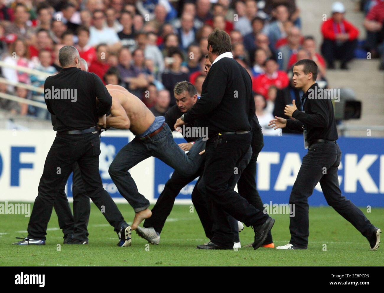 Tifosi in campo durante la IRB Rugby World Cup, pool B, Galles vs Figi allo stadio Beaujoire di Nantes, Francia, il 29 settembre 2007. Foto di Medhi Taamallah/Cameleon/ABACAPRESS.COM Foto Stock