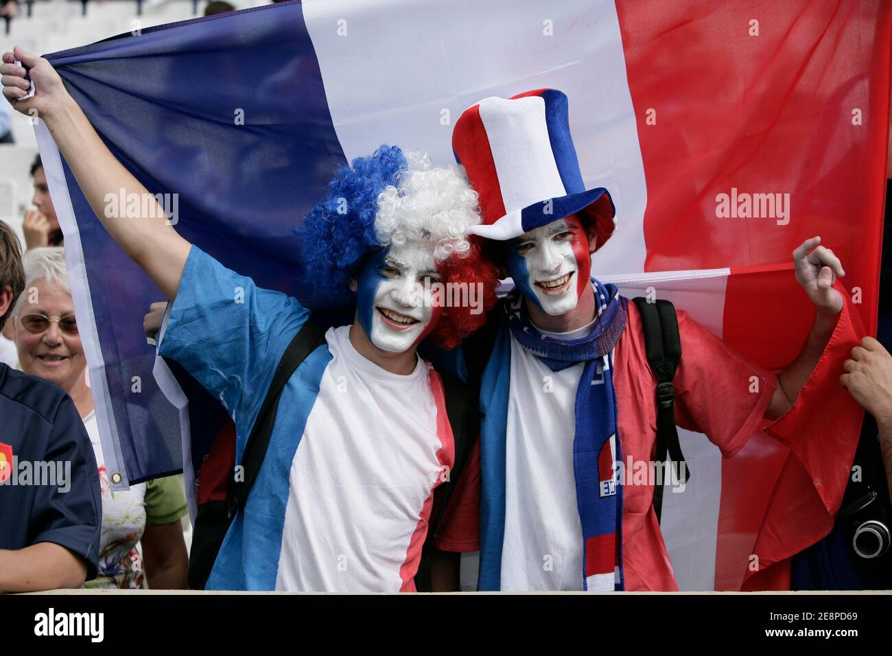 I fan della Francia durante la Coppa del mondo di rugby IRB 2007, Pool D, Francia contro Georgia allo Stade Velodrome di Marsiglia il 30 settembre 2007. Foto di Morton-Nebinger/Cameleon/ABACAPRESS.COM Foto Stock