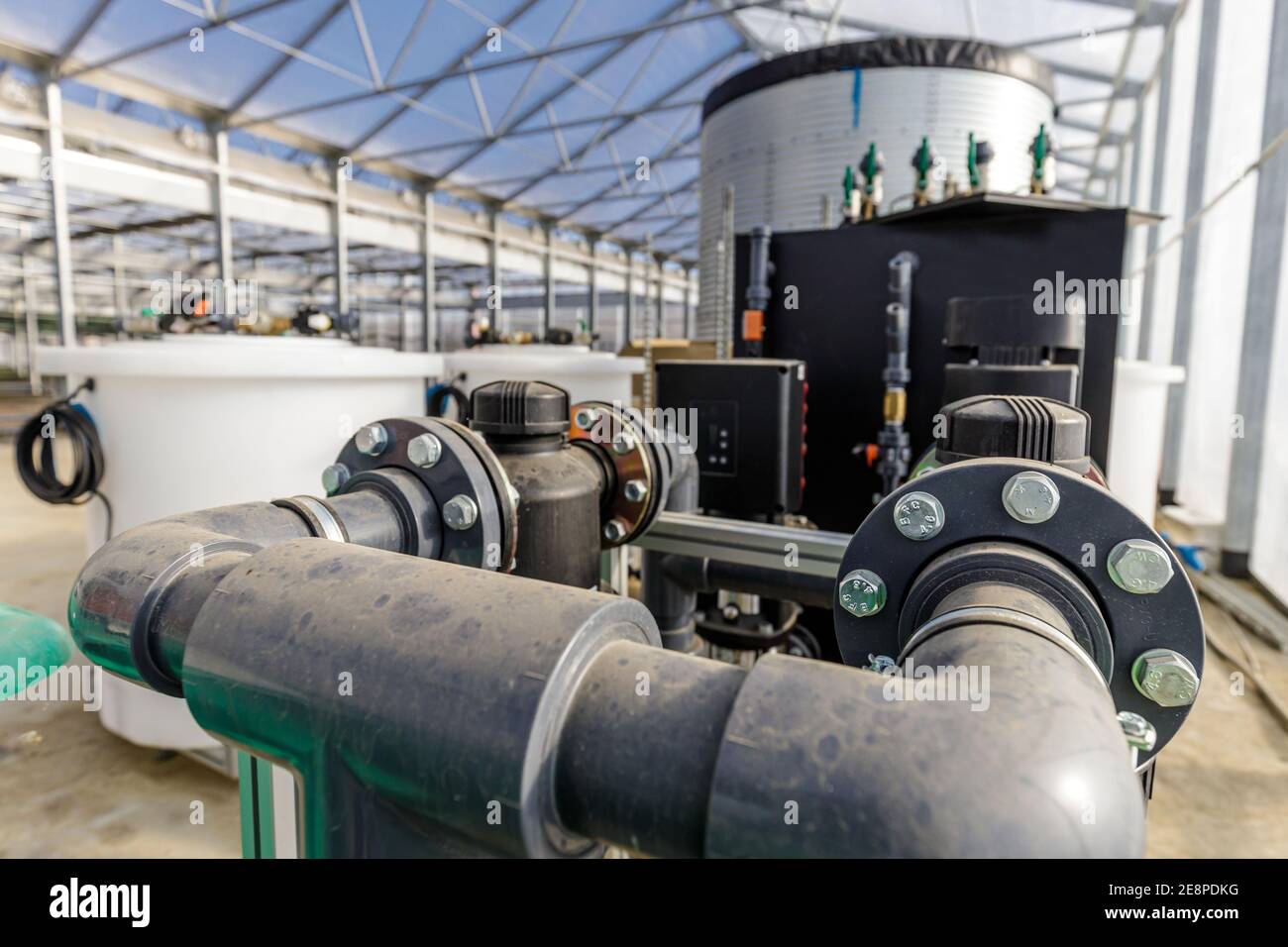 Grande impianto industriale di trattamento delle acque e caldaie in serra con molti tubi e valvole Foto Stock