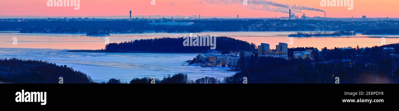 Vista serale da Ullnatippen, nei pressi di Arninge, verso Stoccolma, Svezia, durante l'inverno Foto Stock