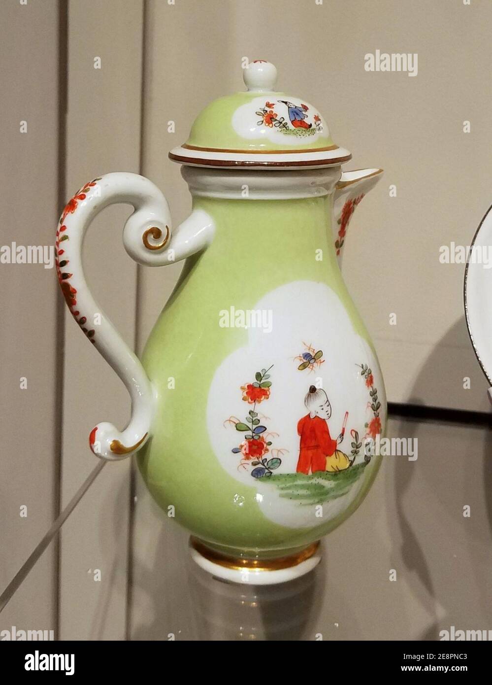 Caraffa e coperchio del latte, fabbrica Meissen, Germania, 1735-1740, porcellana in pasta dura, smalti policromi, dorati Foto Stock