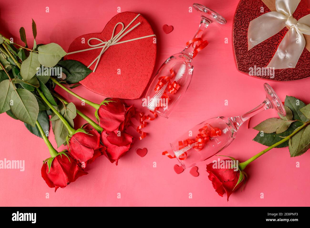 confezione regalo a forma di cuore con bouquet di rosa rossa e cuori rossi  sul tavolo rosa. Concetto di giorno di San Valentino Foto stock - Alamy