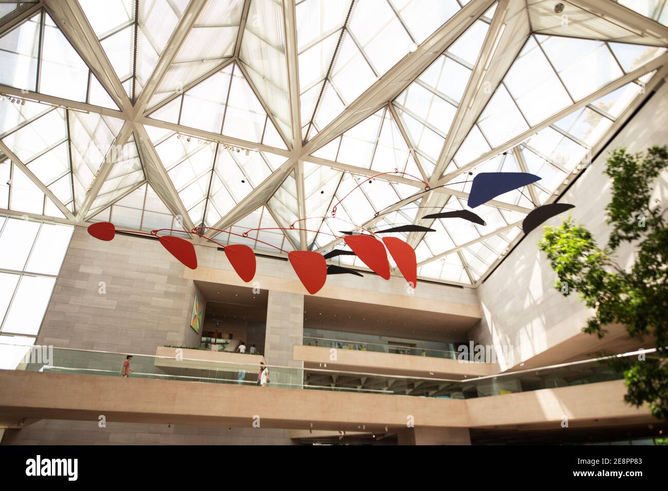 L'ultimo lavoro di Alexander Calder, un mobile senza titolo, è sospeso all'interno del Central Court of the East Building, National Gallery of Art di Washington, DC. Foto Stock
