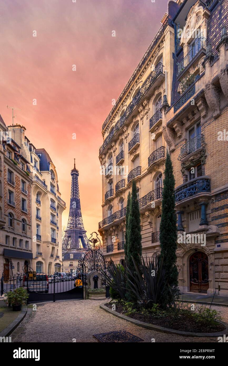 Parigi, Francia - 20 gennaio 2021: Un vicolo posteriore a Parigi che mostra l'architettura degli edifici con la Torre Eiffel sullo sfondo Foto Stock