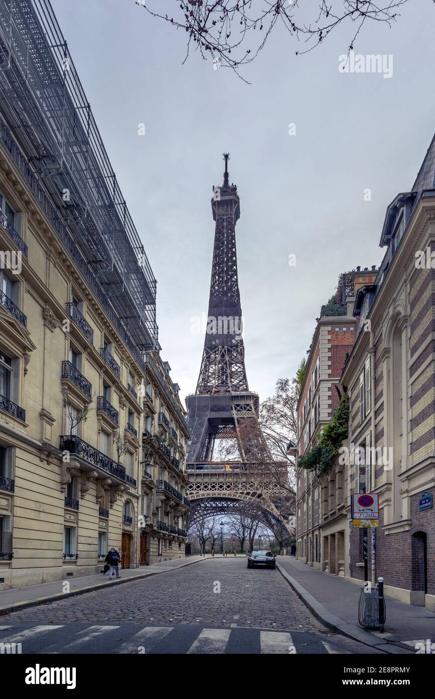 Parigi, Francia - 20 gennaio 2021: Un vicolo posteriore a Parigi che mostra l'architettura degli edifici con la Torre Eiffel sullo sfondo Foto Stock