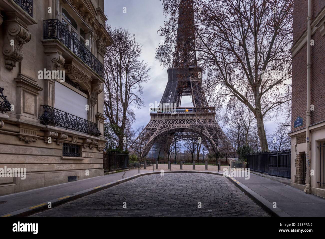 Parigi, Francia - 20 gennaio 2021: Un vicolo posteriore a Parigi che mostra l'architettura degli edifici con la Torre Eiffel sullo sfondo Foto Stock