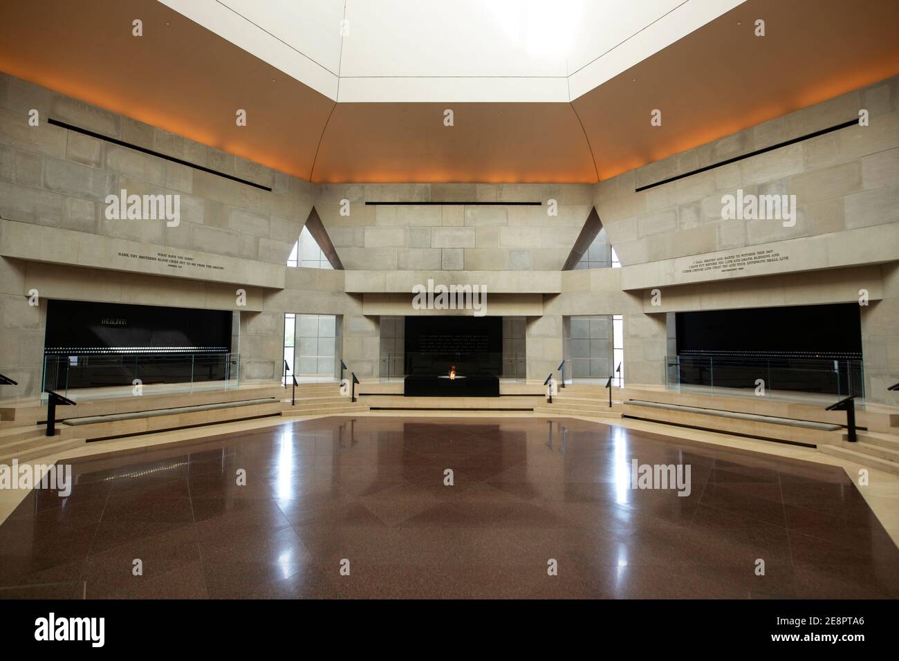 La Hall of Remembrance onora le vittime dell'Olocausto presso il museo dedicato all'Olocausto degli Stati Uniti a Washington, DC, USA. Foto Stock
