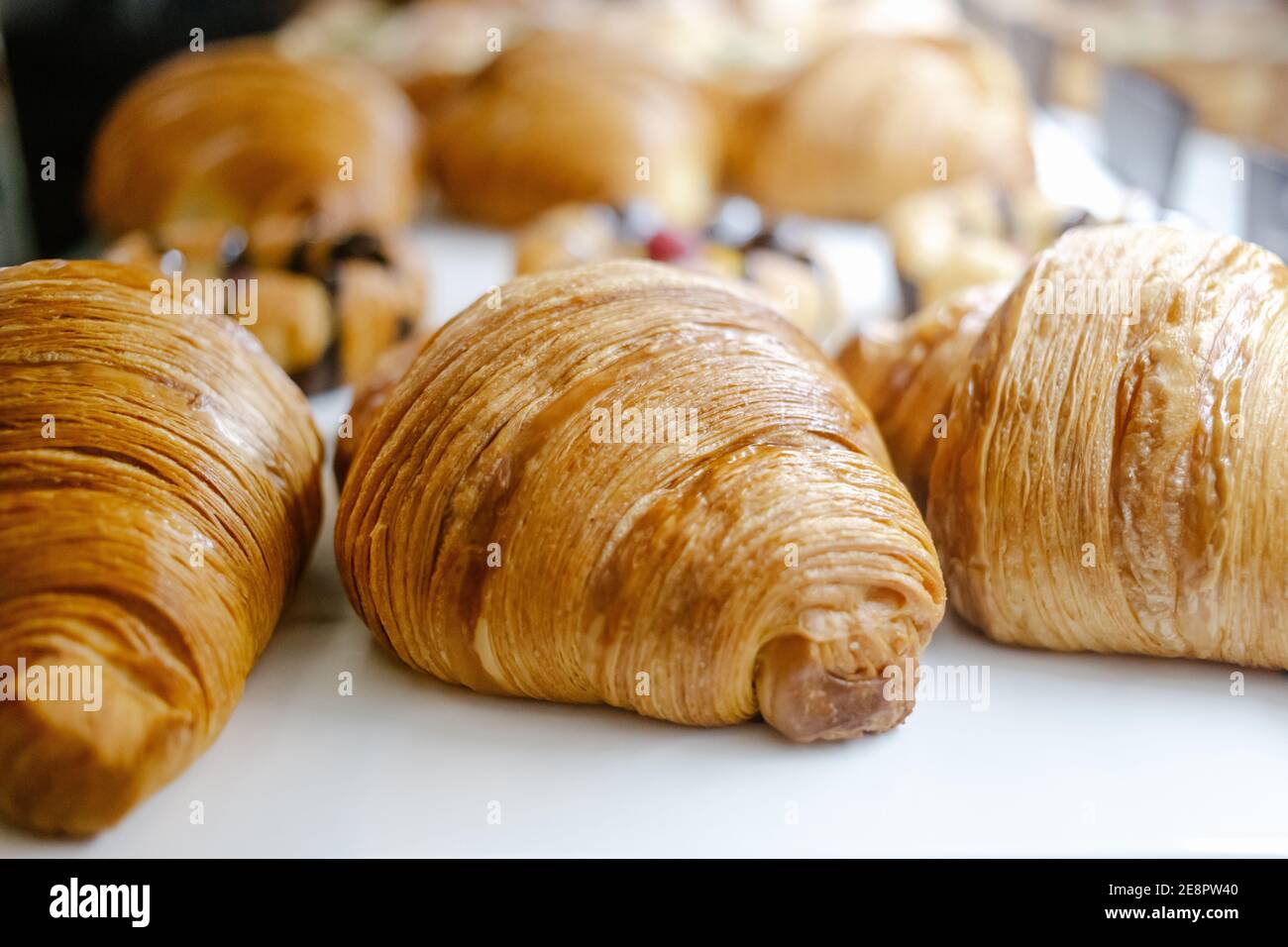 Gustosi croissant freschi al bancone. Primo piano. Messa a fuoco selettiva Foto Stock