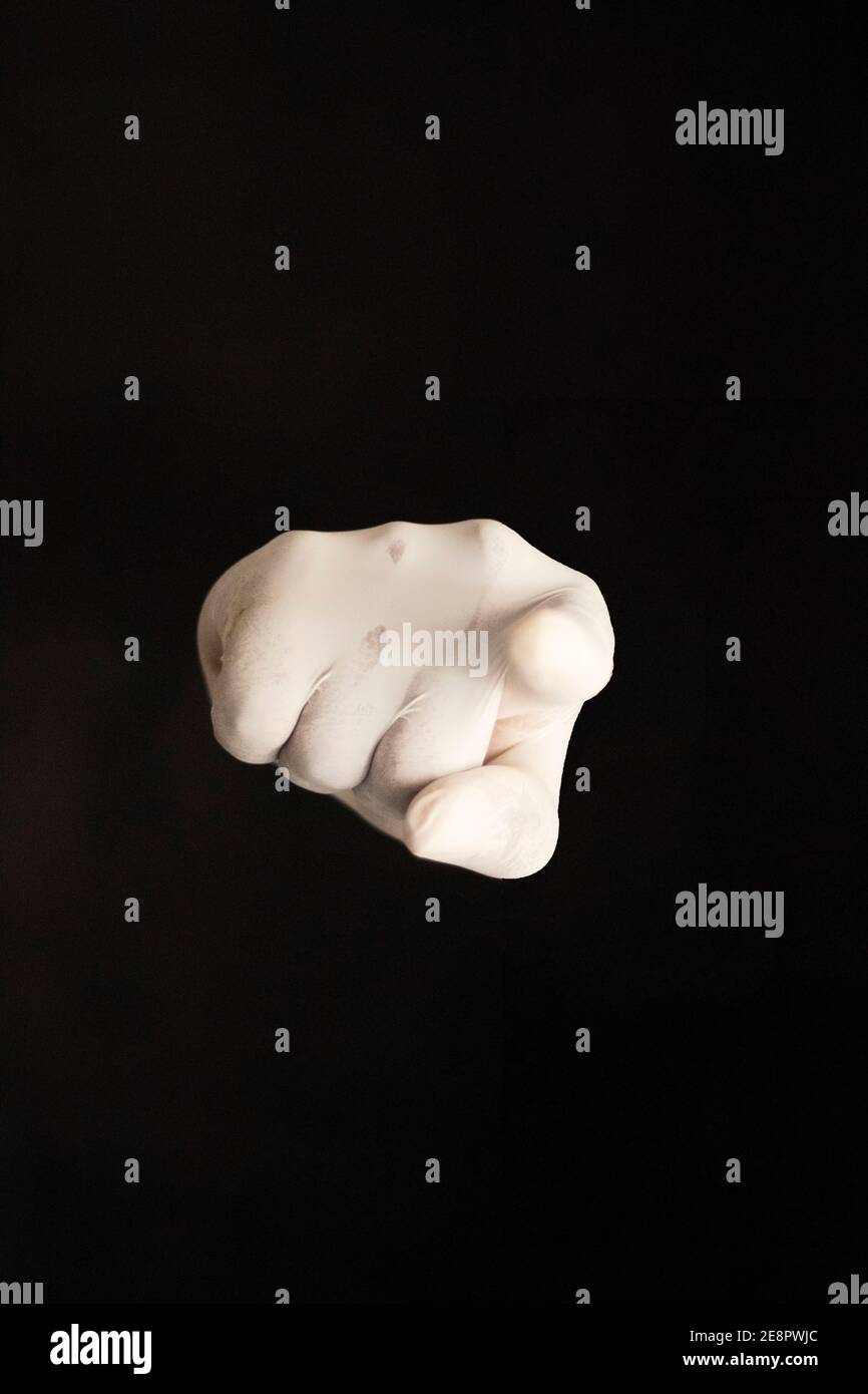Guanti medici che fanno gesti con le mani Foto Stock