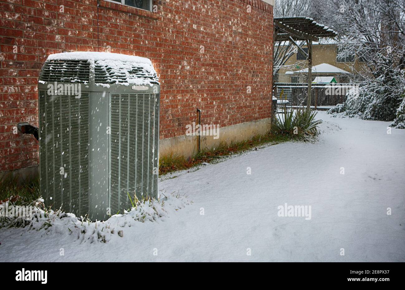 Moderno condizionatore d'aria ad alta efficienza sotto la neve che cade Foto Stock