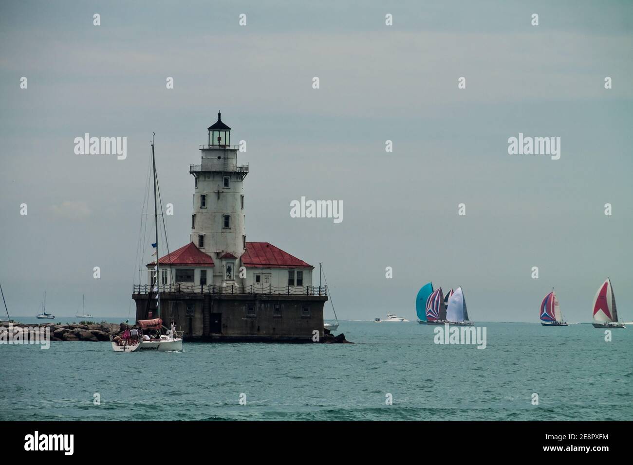 Barca a vela oltrepassa il faro del porto di Chicago sul lago Michigan, Chicago, Illinois, USA Foto Stock