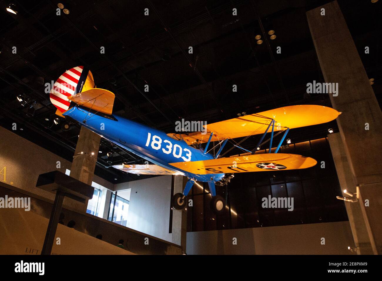 The Spirit of Tuskegee, un biplano volato dai Tuskegee Airmen, appeso al National Museum of African American History & Culture di Washington DC. Foto Stock