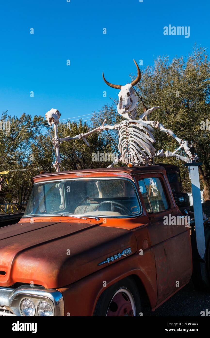 Mythical Skeleton creature e vintage Ford Pickup sulla Route 66, Tucumcari, New Mexico, USA Foto Stock