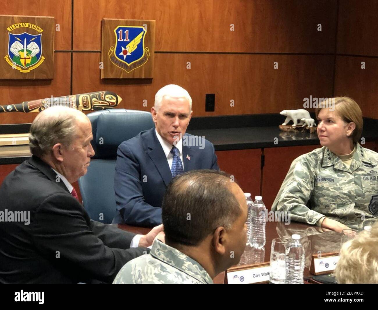 Mike Pence riceve un briefing sulla difesa missilistica al comando dell'Alaskan Foto Stock