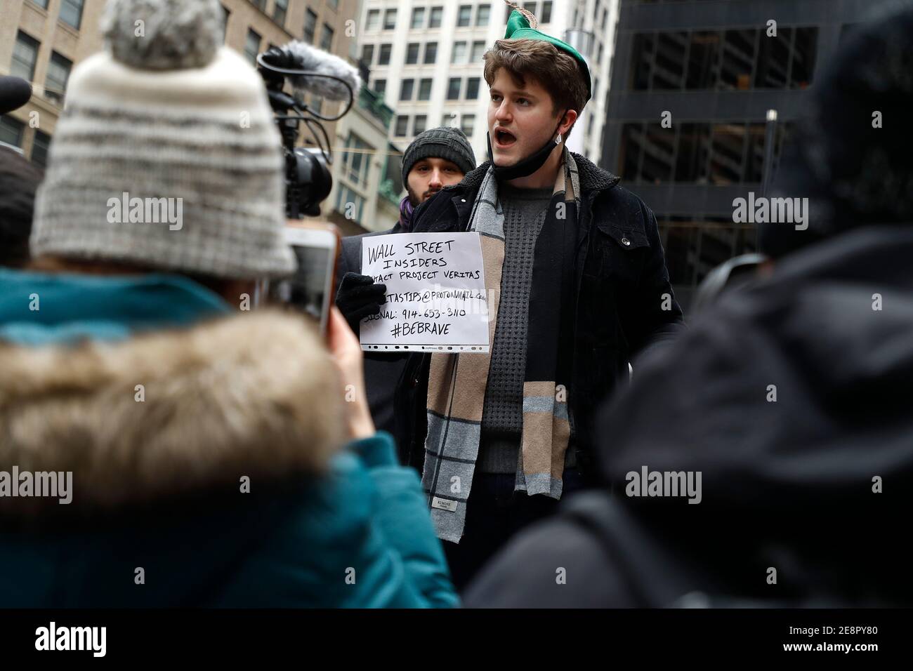 New York City, Stati Uniti. 31 gennaio 2021. La cera di Gavin dei giovani repubblicani parla durante IL rally DI Wall Street RIOCCUPATO. Dimostrazione il 31 gennaio 2021 a New York City. Il rally ha coalesced intorno ai recenti eventi di borsa che hanno inviato Reddit e Robinhood ad arrestare il commercio su un certo numero di stock volatili. Una corsa ai piccoli investitori per alcune azioni in calo ha spinto il prezzo al di sopra causando le istituzioni finanziarie tradizionali con stock options a subire perdite importanti. (Foto di John Lamparski/Sipa USA) Credit: Sipa USA/Alamy Live News Foto Stock