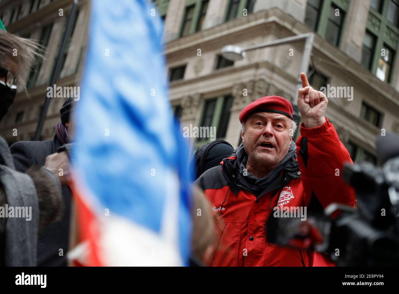 New York City, Stati Uniti. 31 gennaio 2021. Guardian Angels, Curtis Silwa parla durante LA RIOCCUPAZIONE di Wall Street rally a Zuccotti Park.demonstration il 31 gennaio 2021 a New York City. Il rally si è coalienato intorno ai recenti eventi di borsa che hanno mandato Reddit e Robinhood a fermare le negoziazioni su una serie di stock volatili. Una corsa ai piccoli investitori per alcune azioni in calo ha spinto il prezzo al di sopra causando le istituzioni finanziarie tradizionali con stock options a subire perdite importanti. (Foto di John Lamparski/Sipa USA) Credit: Sipa USA/Alamy Live News Foto Stock