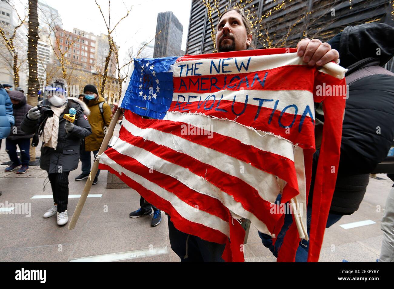 New York City, Stati Uniti. 31 gennaio 2021. I dimostranti frequentano la Re-Occupy Wall Street a Zuccotti Park. Manifestazione il 31 gennaio 2021 a New York City. Il rally si è coalienato intorno ai recenti eventi di borsa che hanno mandato Reddit e Robinhood a fermare le negoziazioni su una serie di stock volatili. Una corsa ai piccoli investitori per alcune azioni in calo ha spinto il prezzo al di sopra causando le istituzioni finanziarie tradizionali con stock options a subire perdite importanti. (Foto di John Lamparski/Sipa USA) Credit: Sipa USA/Alamy Live News Foto Stock