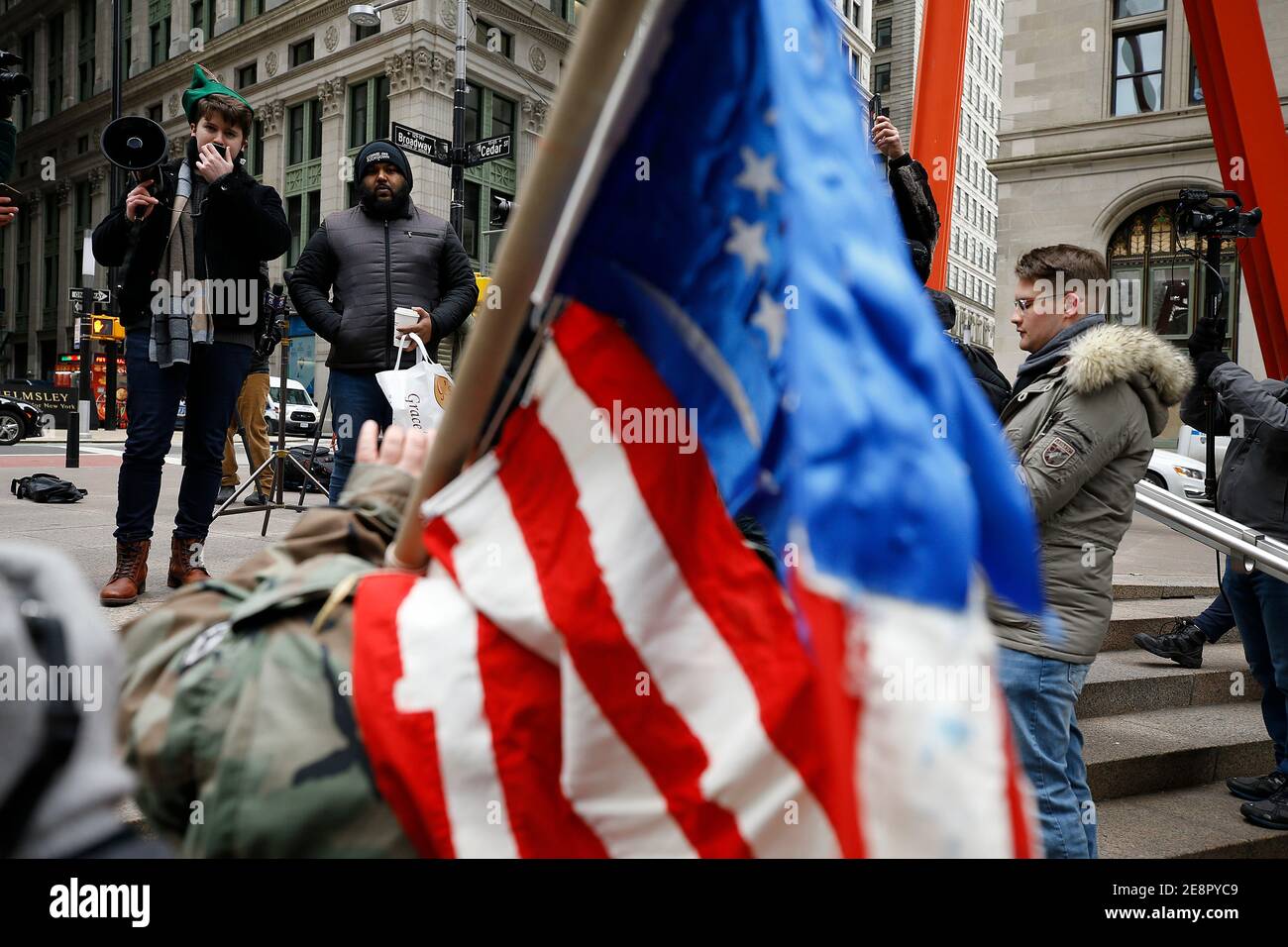 New York City, Stati Uniti. 31 gennaio 2021. La cera di Gavin dei giovani repubblicani parla durante il Re-Occupy Wall Street rallying Zucotti Park il 31 gennaio 2021 a New York City. Una corsa ai piccoli investitori per alcune azioni in calo ha spinto il prezzo al di sopra causando le istituzioni finanziarie tradizionali con stock options a subire perdite importanti. (Foto di John Lamparski/Sipa USA) Credit: Sipa USA/Alamy Live News Foto Stock