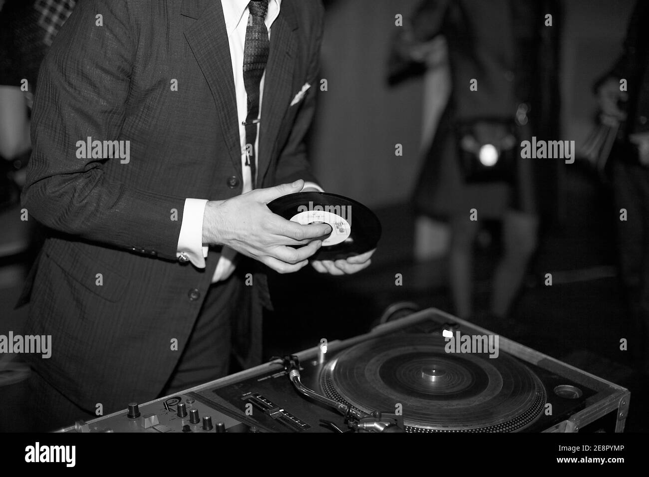 GRAN BRETAGNA / Inghilterra / Londra / DJ che suona dischi in vinile. Foto Stock