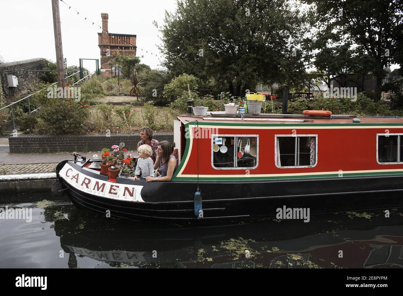 Famiglia su Canal Boat, Londra, Inghilterra, Regno Unito Foto Stock