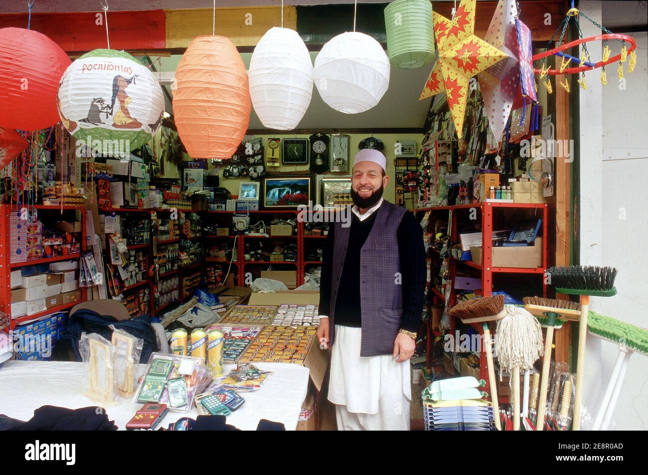 Musulmano in abiti tradizionali in vendita a Spitalfield Market Spitalfields East London Inghilterra. Foto Stock