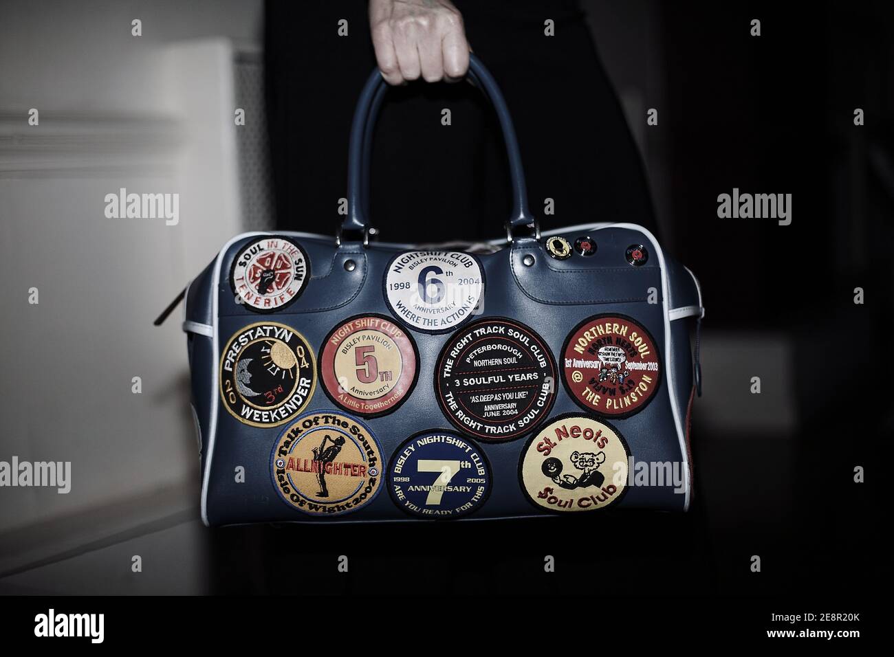 GRAN BRETAGNA / Inghilterra / Londra /donna con una borsa piena di macchie di anima. Foto Stock