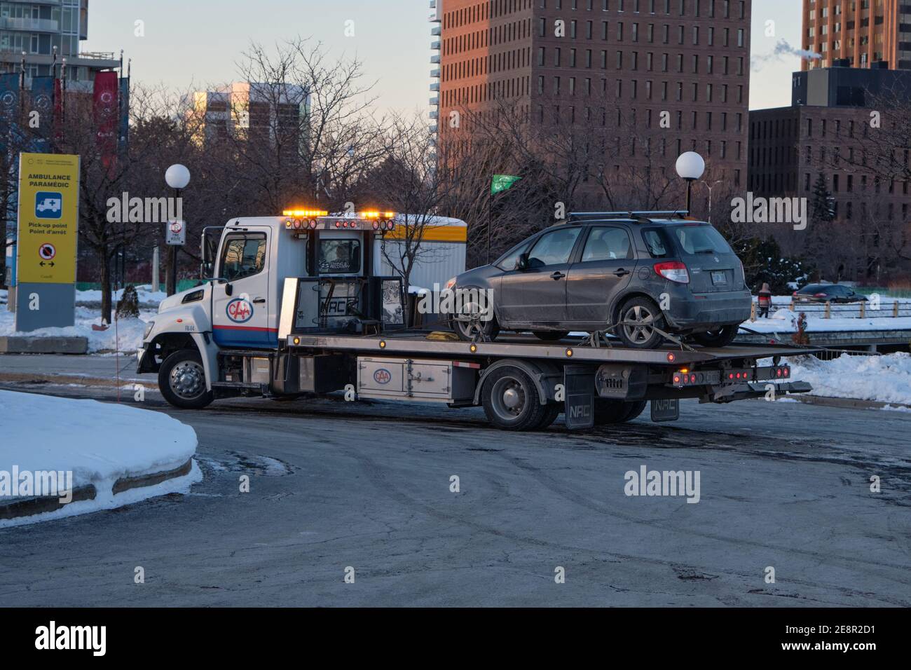 Traino della piattaforma CAA con un'auto di piccole dimensioni a freddo giorno invernale Foto Stock