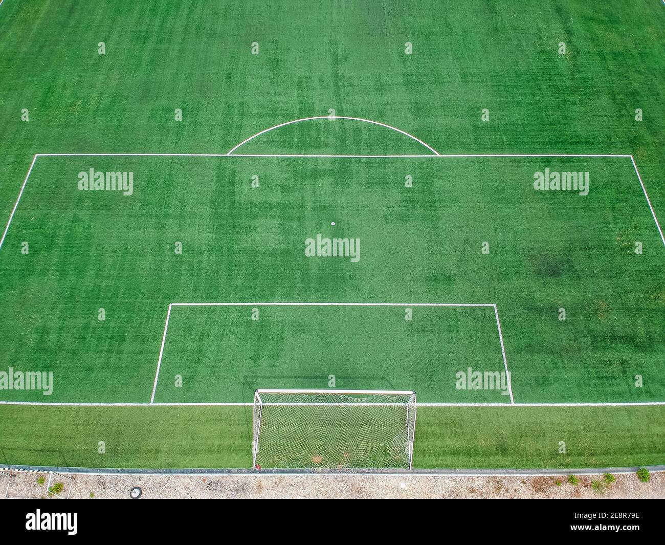 Campo da calcio reale - Vista dall'alto del drone aereo Foto stock - Alamy